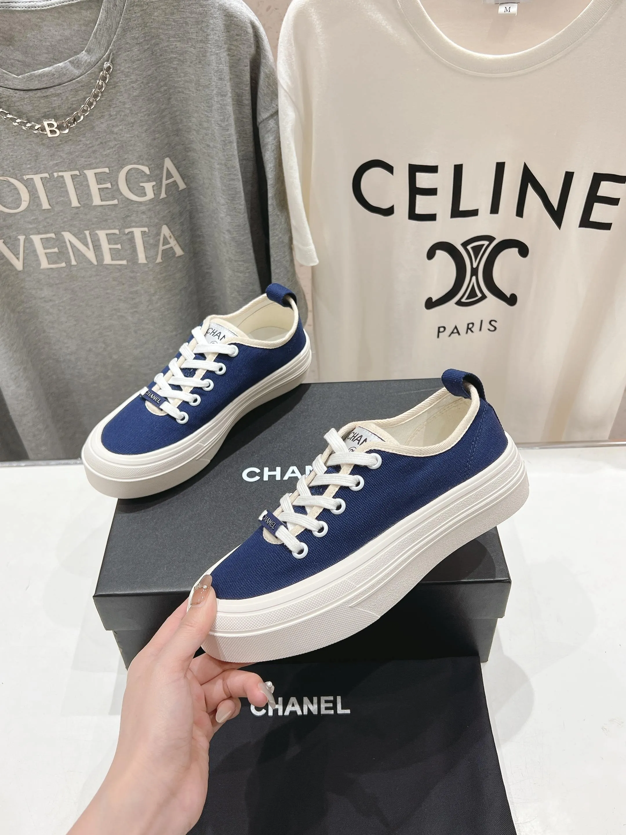 👟👟Ex-factory price 400👟👟 Chanel* Xiaoxiang 2025ss latest casual shoes, the currently super popular biscuit shoes. Internet celebrity Xiaohongshu is crazy about hot recommendations. The silly and cute style has a retro flavor! The shape is special and very recognizable. It makes your legs slimmer and longer. It is absolutely powerful. It is also very comfortable to wear. It has good looks. It is comfortable and increases your height. I must recommend it to everyone. The main feature of this year's series is minimalist style. ✔Fabric: original customized canvas. ✔Feet: water-dyed cowhide, comfortable on the feet. ✔Outsole: open-molded high-elastic rubber platform sole. ✔Number: 35-39.